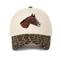 Detail der beigen Baseballkappe mit Pferde-Stickerei und Schirm im Leopardenmuster - Leopardenprint
