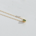 Élégant collier en or avec pendentif rond minimaliste serti d'une pierre précieuse verte - Vert