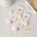 Flauschige Korallenfleece-Socken in Cremeweiß mit rosa und orangefarbenem Jacquard-Muster - Rosa Blume