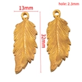 Colgante de pluma dorada de acero inoxidable para joyería DIY, 13x32mm con ojal - Dorado