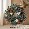 Weihnachtskranz mit Zapfen und roten Beeren vor warmem Hintergrund, 42cm Durchmesser - Weihnachtskranz D - Frische Baumwolle & Beeren