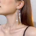 Élégantes boucles d'oreilles pendantes argentées avec strass portées par un mannequin - Long Gland Strass Complet Argent (DTE1617017S)