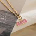 Collier chaîne croix dorée de style français avec pendentif LOVE en émail rose pour femme - Lettres LOVE / Rose