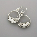 Orecchini pendenti vintage in argento con montagne incise e cerchio geometrico - Argento Antico Disco Paesaggio Montano