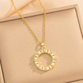 Elegante collana dorata con ciondolo circolare con diamanti e raffinato design a X - Collana Oro