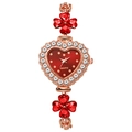 Detalle de reloj de corazón en oro rosa con cristales de trébol rojo y esfera de cuarzo - Rojo