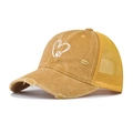 Détail d'une casquette trucker jaune moutarde délavée avec motif cœur et filet mesh - Jaune