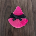 Houppette triangulaire rose avec nœud noir pour une application précise de la poudre libre - Style Nœud / Rouge avec ruban noir
