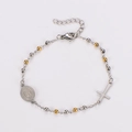 Detail van een tweekleurige armband met een Maria-medaille en een kruisvormige hanger - Goud & Zilver