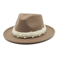 Detalle de sombrero fedora de lana camello con elegante banda decorativa de perlas - M (56-58cm) / Caqui Oscuro