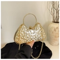 Detalle del bolso de fiesta dorado con textura de metal martillado y asa redonda - Dorado