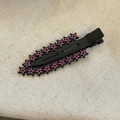 Détail d'une pince à cheveux punk avec étoiles roses sur finition en métal noir - Noir