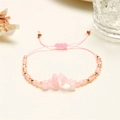 Detail von handgefertigtem, verstellbarem Rosa Naturstein-Perlenarmband mit Webkordel - Rosa