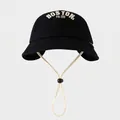 Detalle del bordado Boston en gorro de algodón negro para niños con correa ajustable - 50cm (1-3 años) / Negro