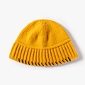 Gorro de punto acanalado amarillo brillante con elegantes costuras negras en contraste - Amarillo (21B016)