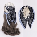 Detailansicht eines Vintage-Paisley-Seidentuchs in Marineblau und Cremeweiß für Damen - Blauer Rand