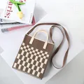 Braun-beige karierte Strick-Tragetasche mit runden Griffen und langem Schultergurt - Kaffee-Karo