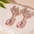 Macro di orecchini a fiore con cristalli rosa a goccia su pietra bianca naturale - Orecchini a Goccia con Fiori con Strass Rosa (Perno in Argento)