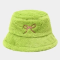 Détail de la texture en fausse fourrure pelucheuse et broderie nœud rose sur le chapeau vert - Vert clair