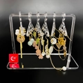 Ohrring-Display aus Acryl in Kleiderbügel-Optik mit hängenden Ohrringen auf Spiegelbasis - Mit 8 Kleiderbügeln / Transparent