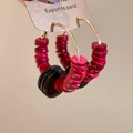 Dettaglio di orecchini a cerchio boho con perline in legno vintage e gusci di cocco - 925 Sterling Silver Earring Post - Rosso - Caffè