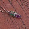Detalle del colgante de cristal degradado verde y morado envuelto en hilo de plata - A-NSN0226 Cadena de Caja de Cobre Platino