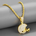 Détail macro d'une chaîne en or torsadée hip hop avec un pendentif casque de football brillant - Pendentif doré uniquement / Doré