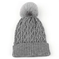 Detalle de gorro de punto gris con trenzado grueso y pompón de piel sintética para el invierno - Talla Única (Elástico) / Gris