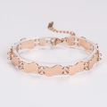 Primer plano de pulsera de eslabones ondulados en oro rosa con acabado metálico - Oro rosa