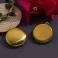 Pendentif médaillon rond en laiton poli avec finition dorée sur fond sombre - N°33 Médaillon Rond Couleur Laiton (31.5*35.5mm)