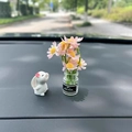 Mini-Hasenfigur mit Blumenvase und Good Mood Aufkleber für das Armaturenbrett - Rosa Gänseblümchen + Kaninchen