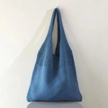 Dettaglio della borsa tote blu in maglia con motivi a rombi traforati e punti fitti - Blu