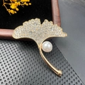 Broche feuille de ginkgo avec cristaux étincelants et perle blanche sur base dorée - BZ037 Forme de Feuille de Ginkgo