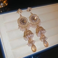 Details von böhmischen Jhumka-Ohrringen mit bernsteinfarbenen Kristallen und Perlenquasten - 4# Stahlstift-Gold-Weiße Perle