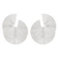 Dettaglio degli orecchini a ventaglio plissettati in argento con finitura lucida - Ventaglio Pieghettato Stereo (2627) / Argento