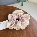 Detail of vintage double-layer scrunchie with cream pleats and pink floral pattern - Pink Floral Cream Edge Style