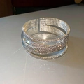 Gedetailleerde opname van een zilveren crossover-manchetarmband met fonkelende strass - 1# 10-laags zilveren gekruiste armband