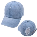 Dettaglio dei cappellini da baseball in denim azzurro con fori usurati e fibbia in metallo - Foro per Coda di Cavallo a Croce Singola / Blu Chiaro - Dietro Strappato
