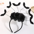 Dettaglio di cerchietto per Halloween con rose di garza nera e pipistrelli decorativi - 6 Pipistrelli + 3 Fiori Neri