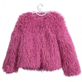 Vue détaillée du manteau en fausse fourrure rose vif avec col rond et texture douce - S / Rose Rouge