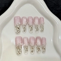 Detailansicht von klaren rosa Katzenaugen-Drucknägeln mit glänzenden Strass und Perlen - XS / Transparent Nude Rosa Katzenauge (369-Lang Oval)