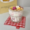 Bicchiere con fiocco rosa con yogurt e cereali su sottobicchiere a quadretti - 260ml / Tazza Bassa a Righe con Fiocco