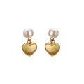 Pendientes de corazón en oro cepillado con perlas de agua dulce blancas sobre fondo blanco - Pendientes de clip / Dorado