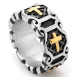 Dettaglio dell'anello punk rock con croce in acciaio inossidabile bicolore argento e oro - US 7 / Oro e Argento