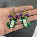 Detalle de pendientes de cocodrilo verde con purpurina y sombreros de carnaval hechos de acrílico - L156 Cocodrilo