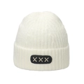 Primer plano del gorro de punto crema con textura acanalada y una etiqueta de tela negra XXX - M (56-58cm) / Blanco