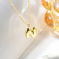 Dettaglio del ciondolo a lettera N stile palloncino placcato oro 18K con catenina - un solo ciondolo, senza catena / Lettera N