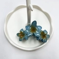 Pinza per capelli a fiore blu traslucido con tre petali e dettaglio sfumato giallo - Frangipane / 10cm / Blu