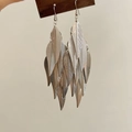 Boucles d'oreilles pendantes en argent en forme de feuille sur support bois - Style Plume de Feuille Nervurée Argentée