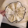 Retro crème zijden scrunchie met zwarte stippen en witte gehaakte kantrand - #1 Witte Kanten Scrunchie 21cm